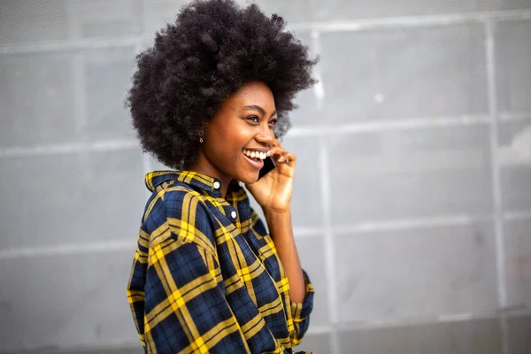 Porträtt Glad Ung Svart Kvinna Och Prata Med Mobiltelefon — Stockfoto