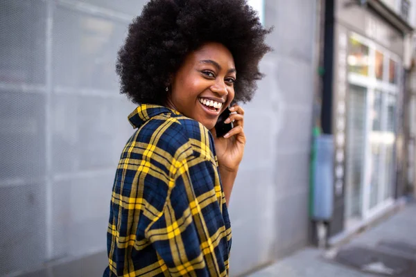 Portrait Cheerful Young Black Woman Turning Talking Mobile Phone — ストック写真