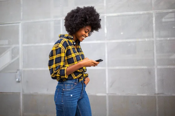 Portrait Latéral Jeune Femme Noire Souriante Avec Afro Marchant Regardant — Photo