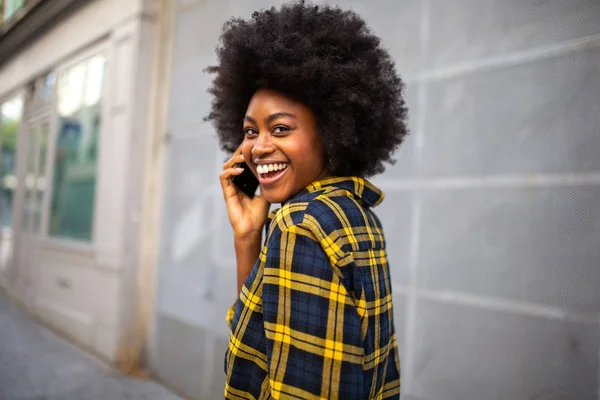 Porträtt Glad Ung Svart Kvinna Vänder Sig Prata Med Mobiltelefon — Stockfoto