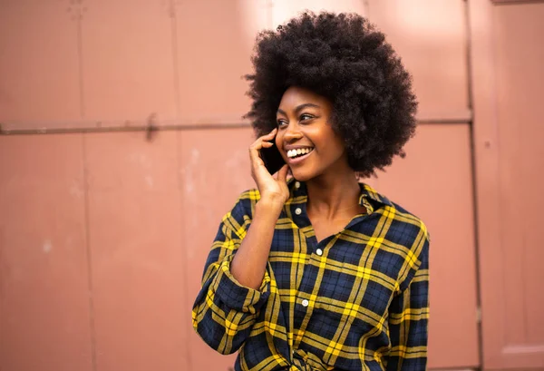 Portrait Happy Smile Young Black Woman Talking Cellphone — Stok Foto