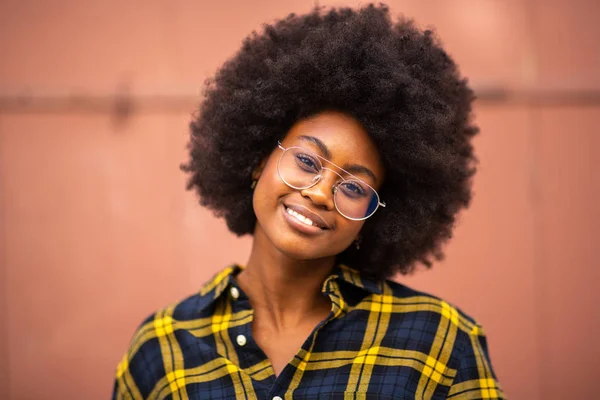 Primer Plano Retrato Hermosa Joven Afroamericana Con Gafas — Foto de Stock