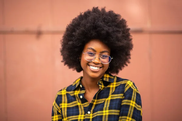 Primer Plano Retrato Joven Afroamericana Con Afro Gafas — Foto de Stock