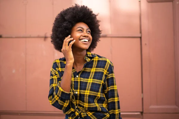 Portrait Happy Smile Young African Woman Talking Mobile Phone Looking — Stok Foto