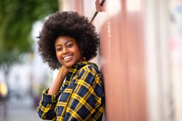 Close Retrato Atraente Afro Americana Sorridente Mulher Com Afro Fora — Fotografia de Stock