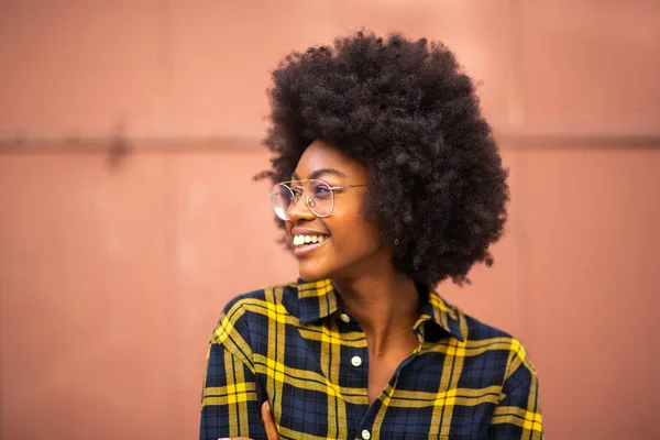 Seitenporträt Einer Jungen Afroamerikanerin Mit Afro Und Brille — Stockfoto