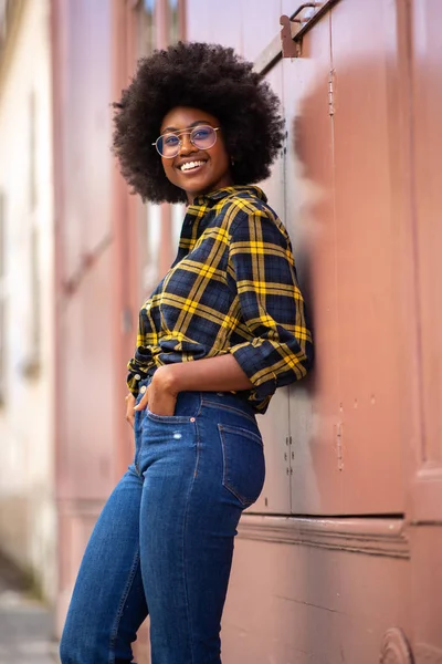 Портрет Збоку Усміхається Молодій Африканській Жінці Африканського Волосся Схилившись Стіни — стокове фото