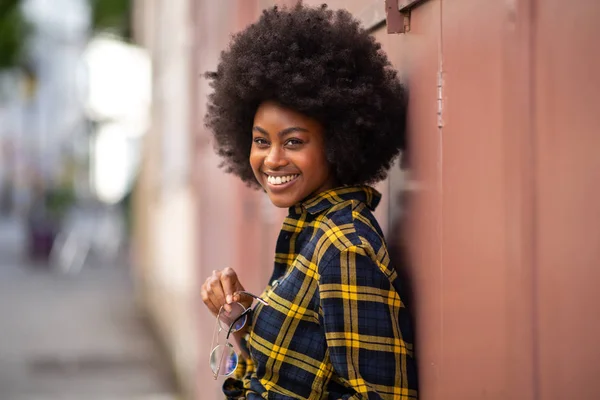 Портрет Усміхненої Молодої Африканської Жінки Африканським Волоссям Стоїть Вулиці Тримає — стокове фото
