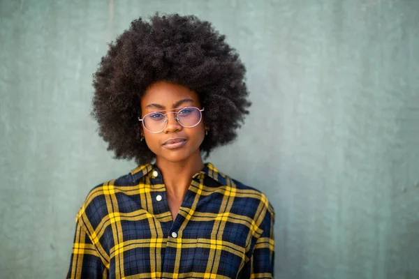 Primer Plano Retrato Hermosa Joven Afroamericana Con Gafas Contra Pared — Foto de Stock