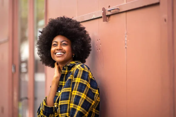 Портрет Щасливої Красивої Молодої Чорної Жінки Атро — стокове фото
