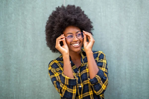 Close Retrato Jovem Mulher Negra Feliz Segurando Óculos Contra Fundo — Fotografia de Stock