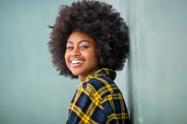 Бічний Портрет Щасливої Молодої Чорної Жінки Афро Волоссям Зеленій Стіні — стокове фото
