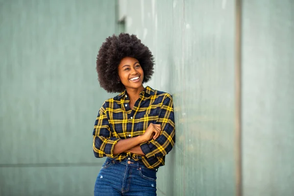 Portret Uśmiechniętej Czarnej Kobiety Afro Opartej Ścianę Skrzyżowanymi Ramionami — Zdjęcie stockowe