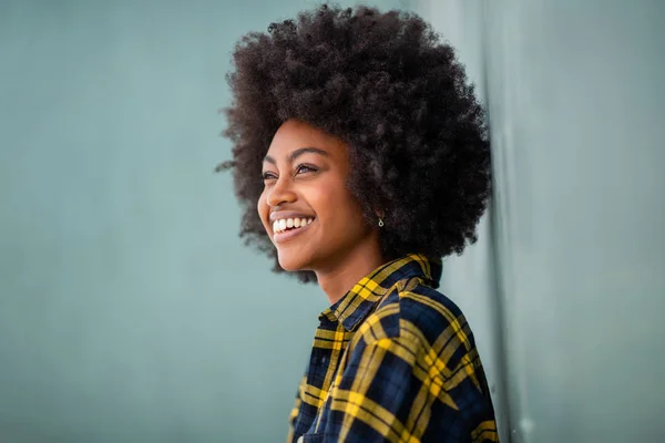 Крупним Планом Щаслива Молода Чорна Жінка Афро Волоссям Зеленій Стіні — стокове фото