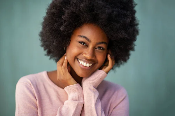 Закріпіть Передній Портрет Прекрасної Усміхненої Молодої Афро Американки Африканською Рукою — стокове фото