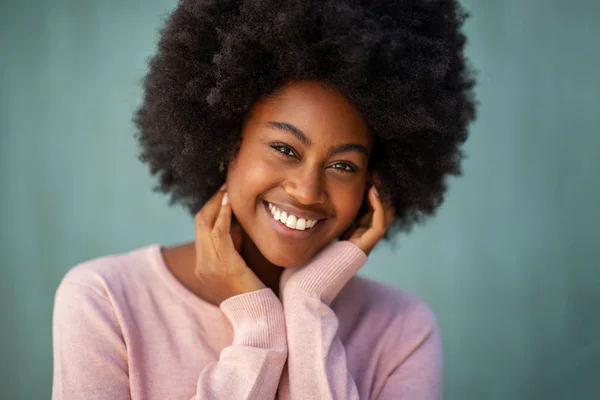 Close Front Portrait Beautiful Sorrindo Jovem Afro Americana Mulher Com — Fotografia de Stock