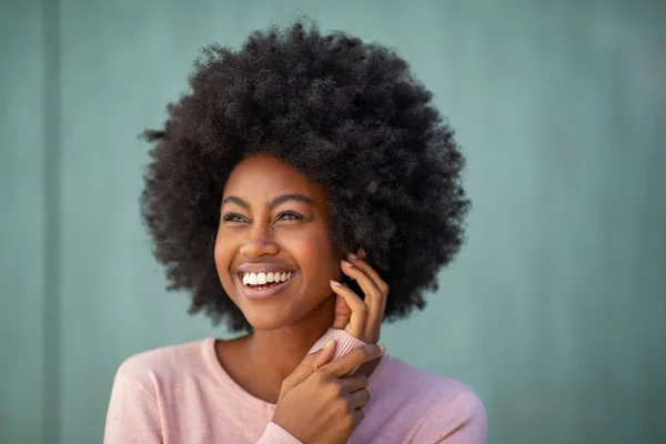 Retrato Cerca Una Atractiva Joven Afroamericana Con Una Sonrisa Afro — Foto de Stock