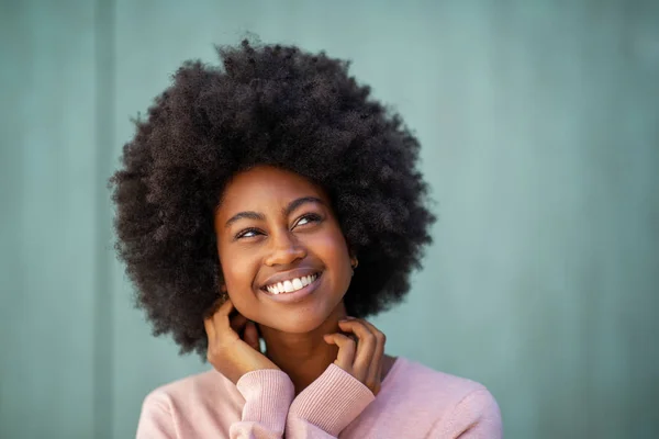 Primer Plano Retrato Hermosa Joven Negra Sonriendo Con Las Manos —  Fotos de Stock