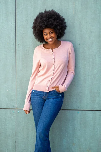Porträt Einer Trendigen Jungen Schwarzen Frau Mit Afro Grüner Wand — Stockfoto