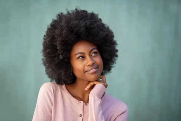 Porträtt Vacker Ung Svart Kvinna Med Afro Tänkande Och Sneglande — Stockfoto