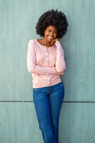 Porträt Einer Trendigen Jungen Afrikanisch Amerikanischen Frau Mit Afro Grüner — Stockfoto