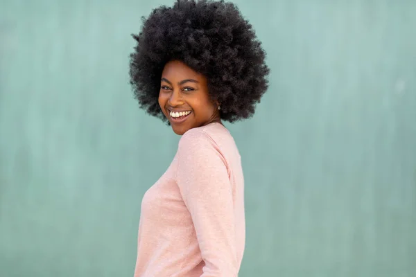 Nahaufnahme Porträt Einer Glücklichen Jungen Schwarzen Frau Mit Afrohaaren Vor — Stockfoto