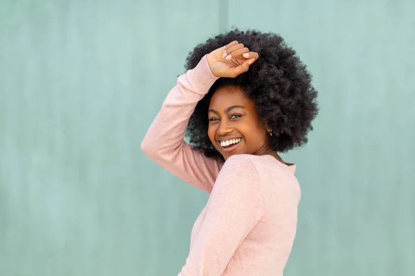 Närbild Porträtt Vacker Afro Amerikansk Kvinna Ler Och Dansar Grön — Stockfoto