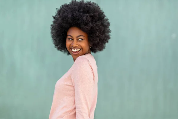 Nahaufnahme Porträt Einer Glücklichen Jungen Schwarzen Frau Mit Afrohaaren Vor — Stockfoto