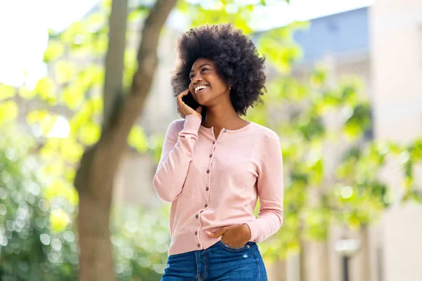 Retrato Feliz Jovem Negra Com Afro Andando Conversando Com Telefone — Fotografia de Stock