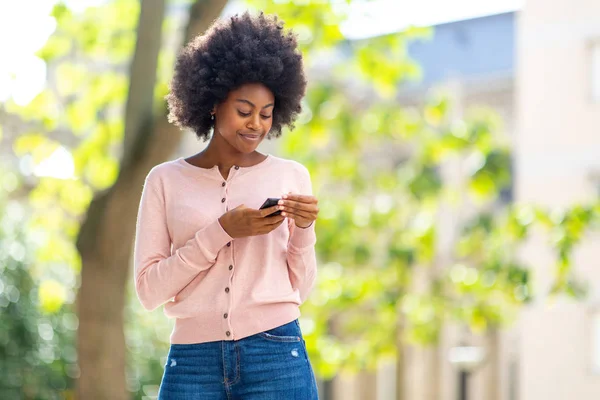 Retrato Joven Mujer Negra Moda Mirando Teléfono Celular Afuera — Foto de Stock