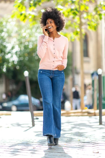 Retrato Cuerpo Completo Feliz Sonriente Mujer Afroamericana Caminando Hablando Con —  Fotos de Stock