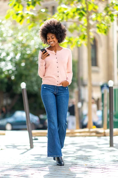 Portrait Corporel Complet Femme Afro Américaine Souriante Heureuse Marchant Avec — Photo