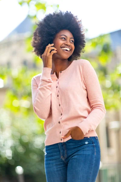 Portrait Happy Smiling Beautiful Black Woman Walking Talking Cellphone City — Stock Photo, Image