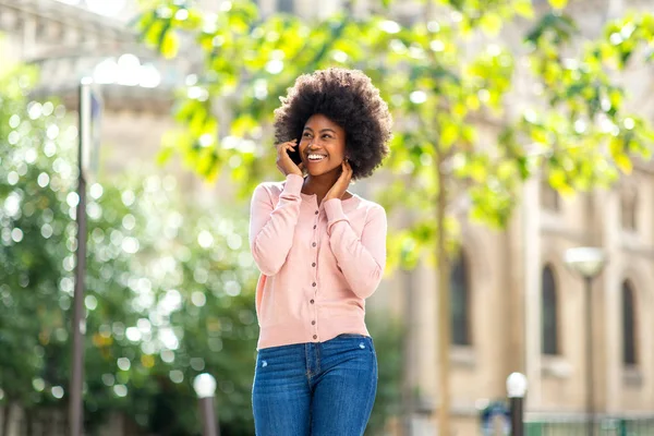 Retrato Feliz Sonrisa Hermosa Mujer Africana Caminando Hablando Con Teléfono — Foto de Stock