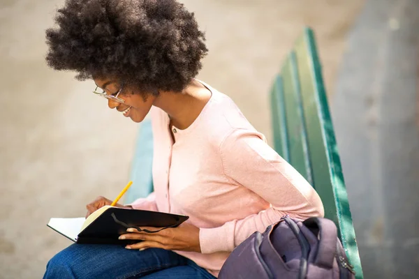 Retrato Una Joven Afroamericana Con Gafas Escribiendo Libro — Foto de Stock