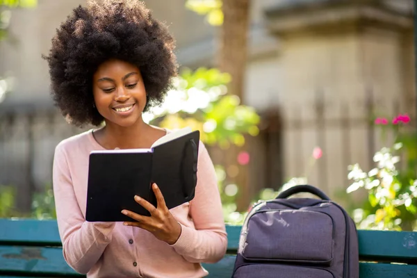 Porträtt Ung Leende Afrikansk Amerikansk Kvinna Läsa Bok Utanför — Stockfoto