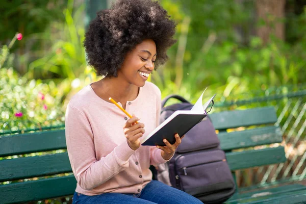 Retrato Una Joven Afroamericana Sonriente Sentada Afuera Escribiendo Libro —  Fotos de Stock