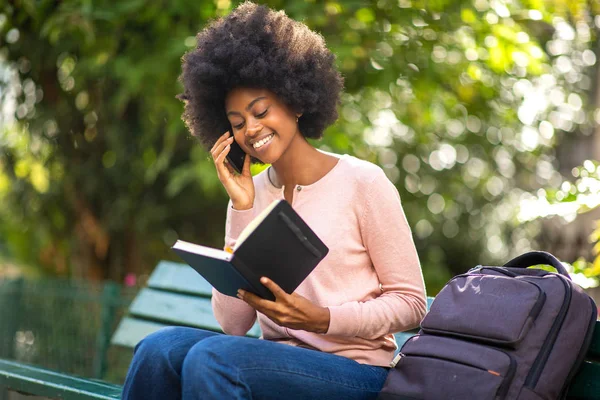 Retrato Mujer Negra Sonriente Feliz Sentada Afuera Con Bolsa Libros — Foto de Stock