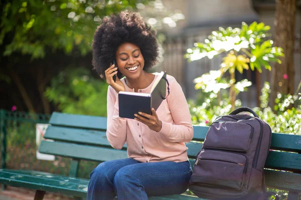 Retrato Mujer Negra Sonriente Feliz Sentada Afuera Con Bolsa Libros —  Fotos de Stock