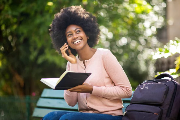 Retrato Mujer Negra Sonriente Sentada Afuera Con Bolsa Libros Hablando — Foto de Stock