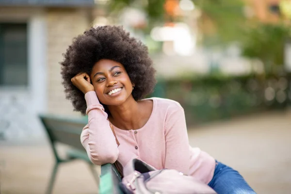 Portrait Happy Beautiful Young African American Woman Afro Sit Park — Stok Foto