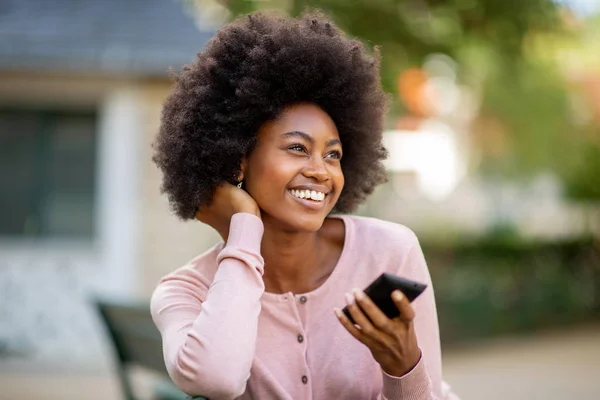 Närbild Porträtt Leende Ung Afrikansk Amerikansk Dam Med Afro Hår — Stockfoto