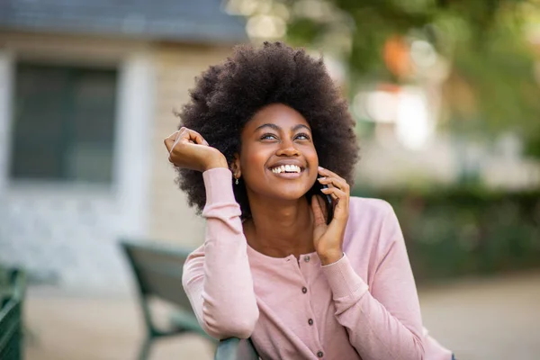 Afro Saçlı Cep Telefonuyla Konuşan Gülümseyen Afrikalı Amerikalı Genç Bayanın — Stok fotoğraf