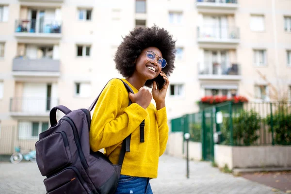 Retrato Lateral Jovem Mulher Americana Africana Feliz Com Óculos Saco — Fotografia de Stock