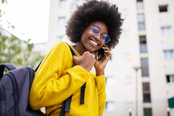 Sidoporträtt Glad Ung Afrikansk Amerikansk Kvinna Med Glasögon Och Väska — Stockfoto