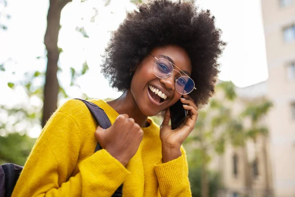 Primer Plano Retrato Joven Mujer Afroamericana Feliz Con Gafas Bolso — Foto de Stock