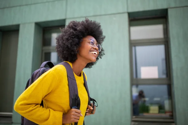 Πλευρικό Πορτρέτο Της Ευτυχισμένης Μαύρης Φοιτήτριας Γυαλιά Και Τσάντα — Φωτογραφία Αρχείου