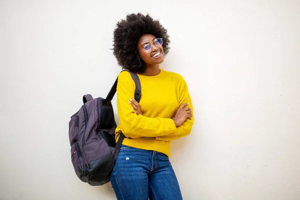 Porträtt Afrikansk Amerikansk Kvinna Med Glasögon Och Väska Leende Med — Stockfoto