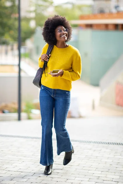 Retrato Cuerpo Completo Joven Mujer Negra Feliz Caminando Con Bolsa —  Fotos de Stock