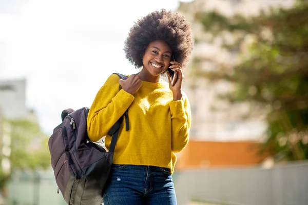 Çantalı Gülümseyen Cep Telefonuyla Konuşan Afrikalı Amerikalı Bir Kadının Portresi — Stok fotoğraf